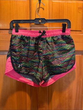 Under Armour Girls Fly-By Bright Pink Athletic Shorts Patterned Lining (YLG)